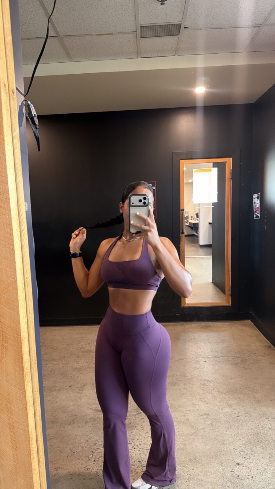 Genesis en el gimnasio con conjunto morado